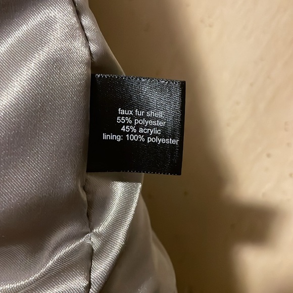 Faux fur THE LIMITED 
Vest high quality beautiful 
Instant upgrade 
Size S/M - Picture 6 of 7